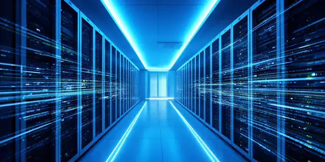 Server aziendale moderno con illuminazione blu cinematografica che ospita la piattaforma Private Cloud per lo smart working